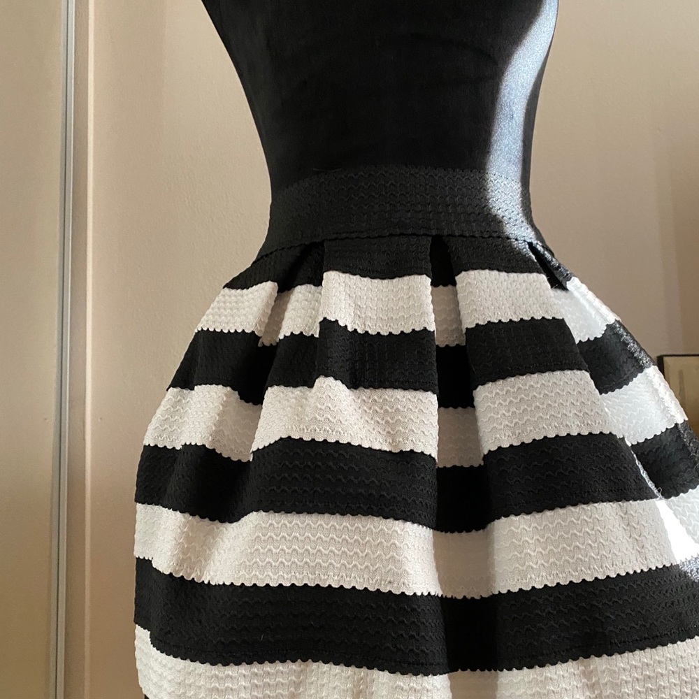 Black and white stripe puffy skirt